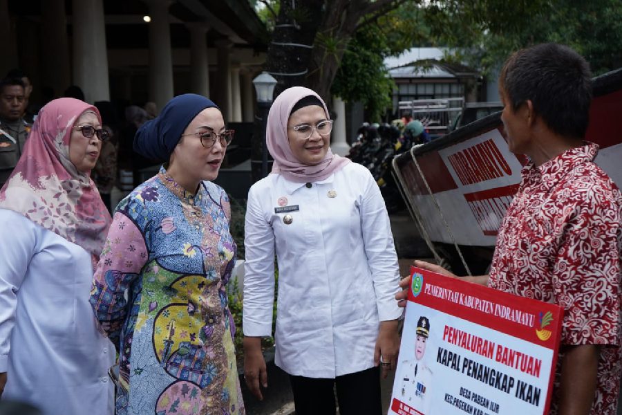 Bersama Kemensos, Selly Serahkan Bansos Rp2 Miliar