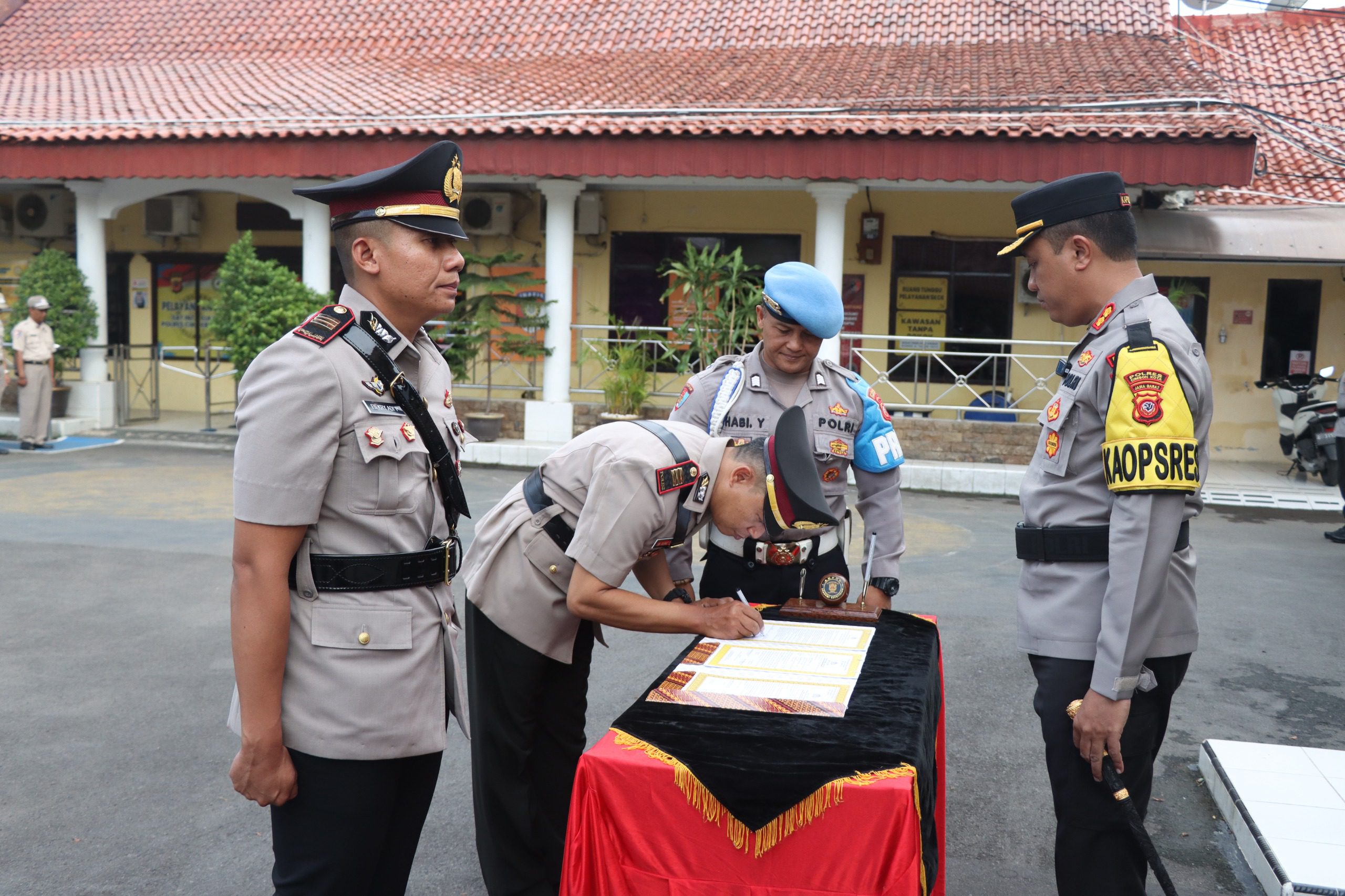 Pimpin Sertijab Kapolsek Seltim, Ini Pesan Kapolres Cirebon Kota