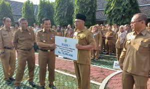 Dedi Supandi Serahkan Hadiah kepada Pemenang Lomba TPS Terunik