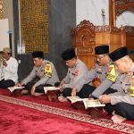 Personel Polres Cirebon Kota Belajar Ngaji Bersama
