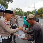 Satlantas Polres Cirebon Kota Bagi-Bagi Takjil dan Nasi Kotak