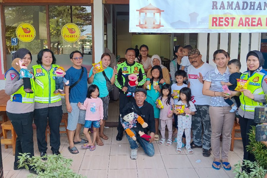 Hibur Pemudik, Satlantas Polres Cirebon Kota Gandeng Pendongeng