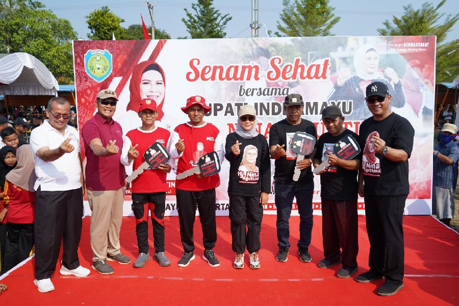 Warga Empat Desa Bahagia, Bupati Nina Agustina Serahkan Mobil Siaga