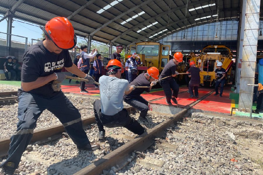 Balai Yasa Mekanik Gelar Lomba Tarik Mesin Perawatan Jalan Rel