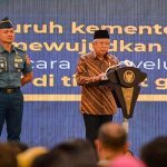Wapres Ma'ruf Amin Serahkan UHC Awards kepada 493 Kepala Daerah