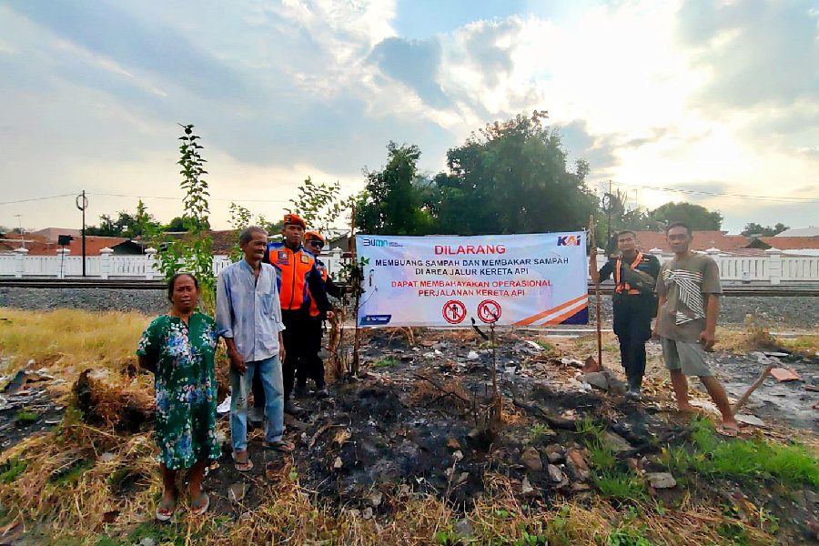 KAI Cirebon Larang Warga Buang Sampah di Jalur Rel KA