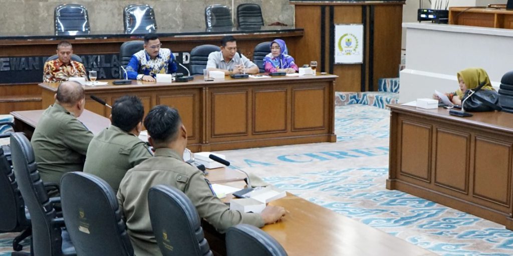 Komisi I Ingatkan Satpol PP Tertibkan Alat Peraga yang Melanggar