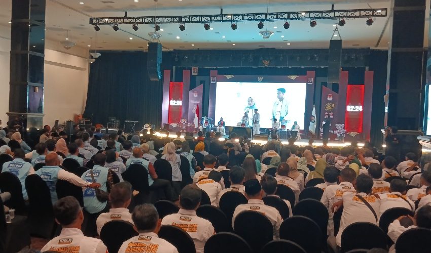 Program Seragam Gratis, Komitmen Eti-Suhendrik untuk Dunia Pendidikan