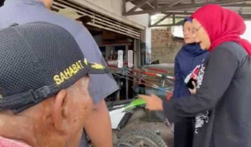 Sekelompok Orang Berkaos Lucky Hakim Hadang Tim Kampanye Nina
