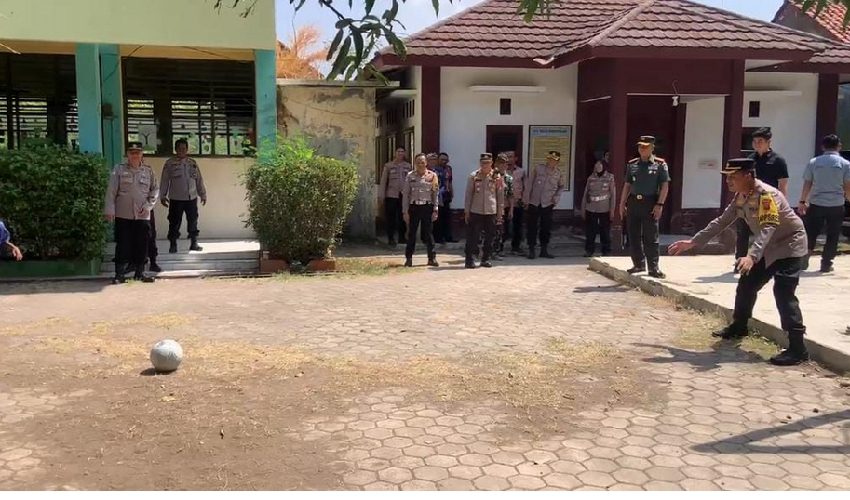 Kapolres Ciko Jadi Penjaga Gawang, Momen Lucu dan Menghibur Bersama Anak-Anak