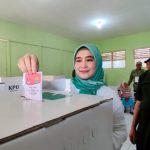 Siti Farida Nyoblos di TPS 14 Pekiringan