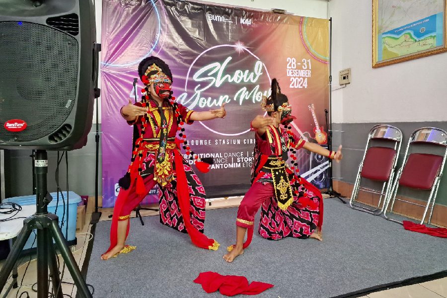 KAI Show Your Move Temani Penumpang di Stasiun Cirebon