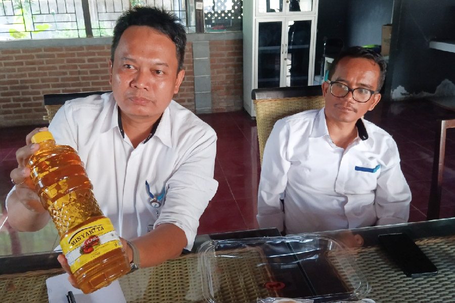 Bulog Cirebon Pastikan Migor yang Mereka Didistribusikan Terjamin Kualitasnya