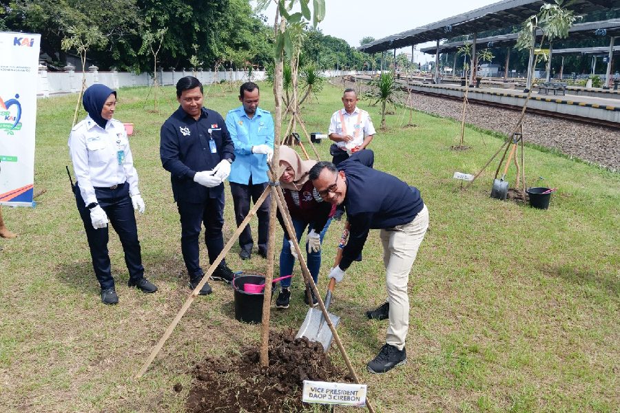 Daop 3 Tanam 200 Pohon sebagai Wujud Pelestarian Lingkungan