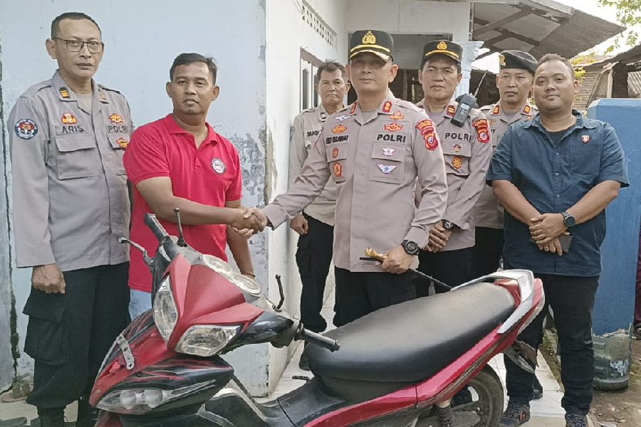 Kapolres Cirebon Kota Serahkan Sepeda Motor Korban Penyerangan
