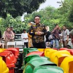 Handarujati Kalamullah Bagikan Bantuan Tempat Sampah untuk 44 RW