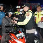 Kapolres Cirebon Kota Bagikan Air Mineral dan Permen untuk Pemudik