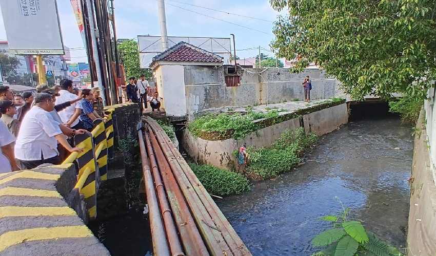 Komisi II Desak Pemkot Cirebon Tertibkan Bangli yang Tutupi Drainase