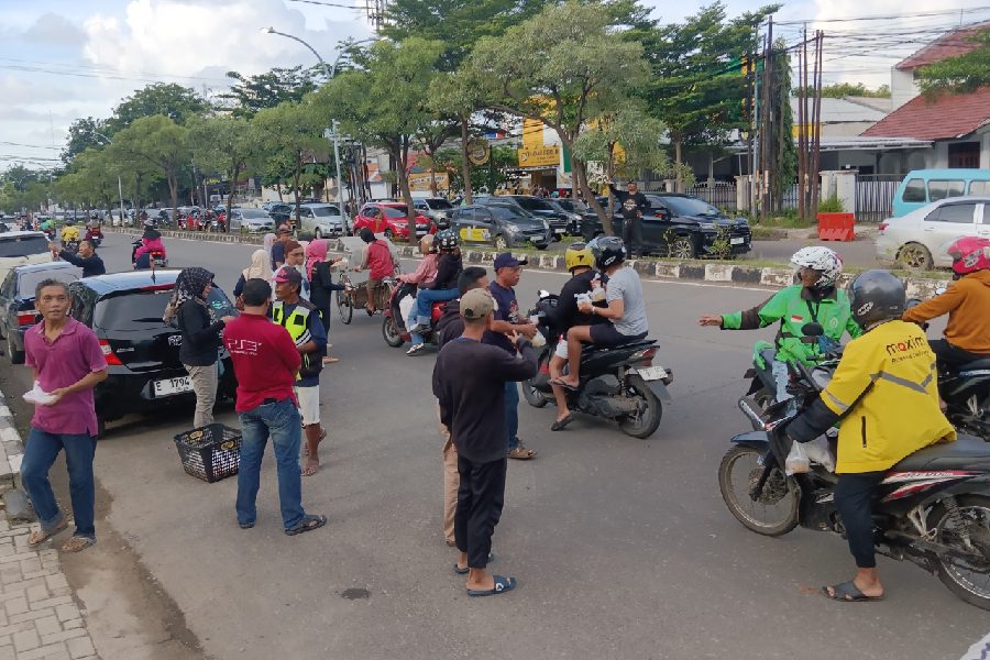 Payung Suci dan GM FKPPI Cirebon Kembali Berbagi Takjil