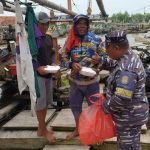 Jumat Berkah, Prajurit Lanal Cirebon Bagikan Nasi Bungkus untuk Warga Pesisir