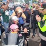 Kapolres Cirebon Kota Bagikan Jas Hujan untuk Pemudik