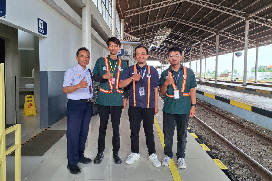 Komunitas Pecinta Kereta Api Bantu Pelayanan Mudik Lebaran di Stasiun