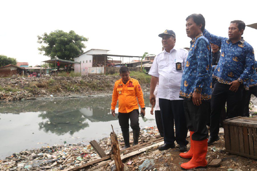 Wali Kota Cirebon Tinjau Normalisasi Sungai Cipadu