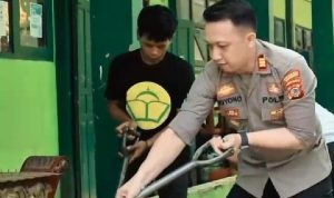 Dayeuhkolot Diterjang Banjir, Kapolsek Sigap Bantu Warga Dayeuhkolot Diterjang Banjir, Kapolsek Sigap Bantu Warga
