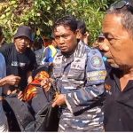 Prajurit TNI AL Cirebon Evakuasi Korban Tenggelam di Sungai Cimanis