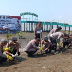 Sespimma Polri Tanam 100 Bibit Mangrove dan Salurkan Bantuan di Cirebon