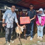 Alfamart bersama IWO Jabar Salurkan Kurban untuk Warga Indramayu