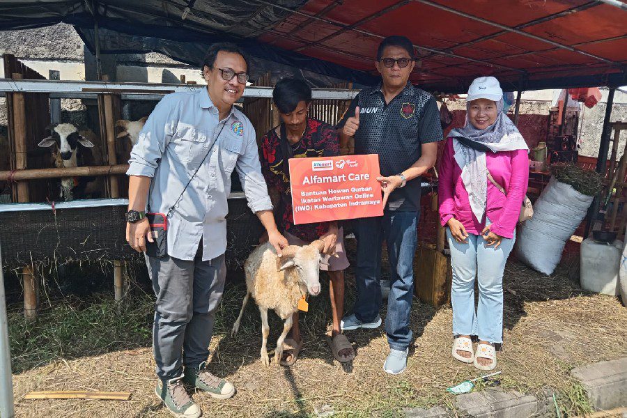 Alfamart bersama IWO Jawa Barat Salurkan Kurban untuk Warga Indramayu