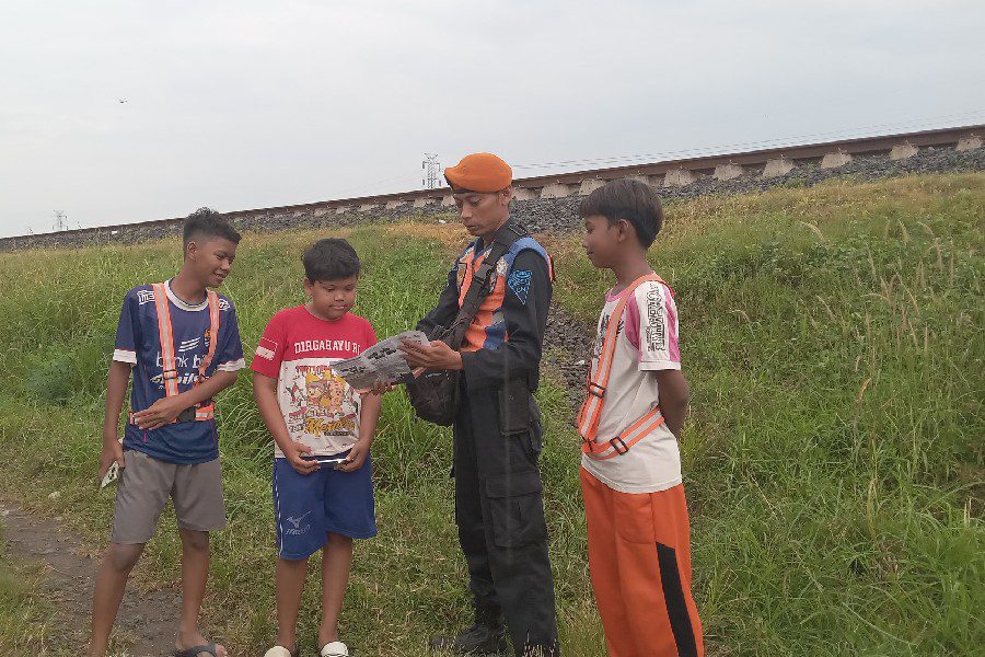 Anak-Anak Diminta Tak Bermain di Jalur Kereta Api