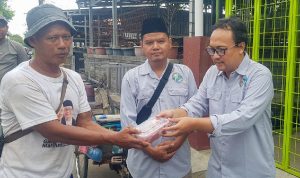 IWO Jawa Barat Bagikan Daging Kurban kepada Tukang Becak