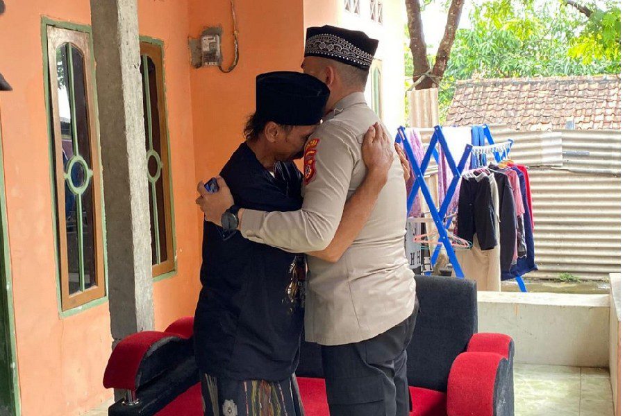Kapolres Cirebon Kota Beri Dukungan Moral untuk Keluarga Korban Longsor Argasunya