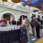 Ngopi Bareng di Stasiun Cirebon, KAI Bagikan Kopi Gratis