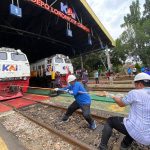 Lomba Tarik Lokomotif Meriahkan HUT ke-80 KAI
