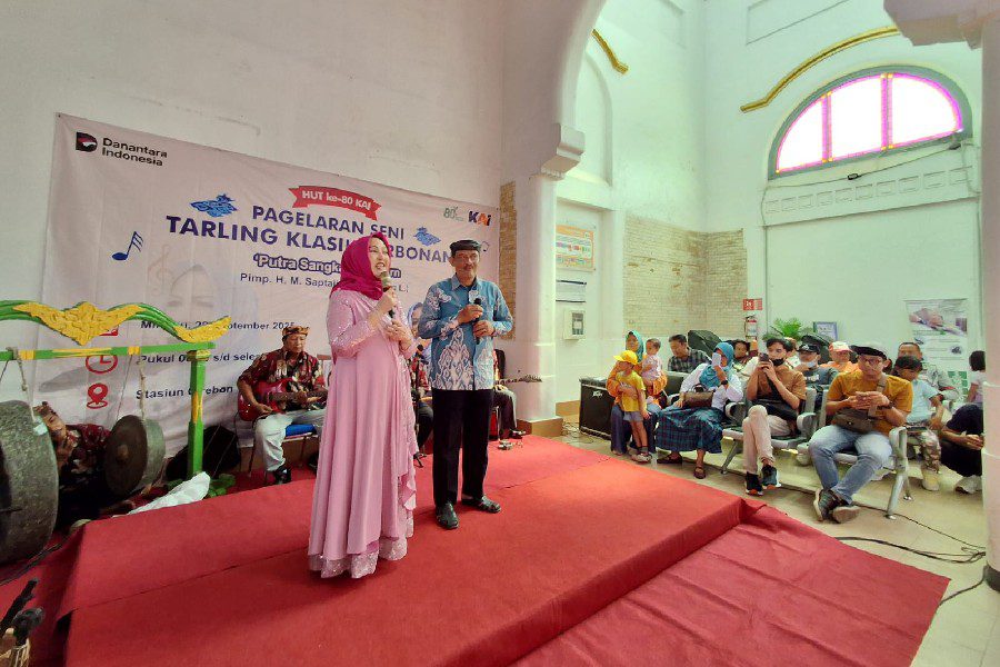 Penumpang Terhibur Seni Tarling Cerbonan di Stasiun Cirebon