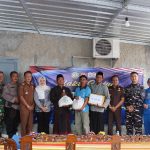 TNI AL Cirebon dan Kejari Bagikan Sembako untuk Warga Pesisir