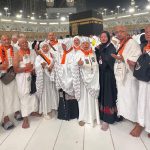 Jemaah umrah Jazirah Nusantara Global berpose di depan Kabah.