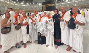 Jemaah umrah Jazirah Nusantara Global berpose di depan Kabah.