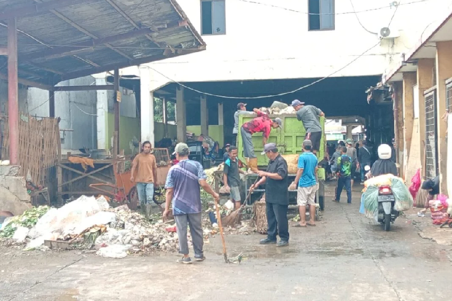 Kementerian dan DLH Kota Cirebon Gelar Aksi Bersih di Pasar Jagasatru