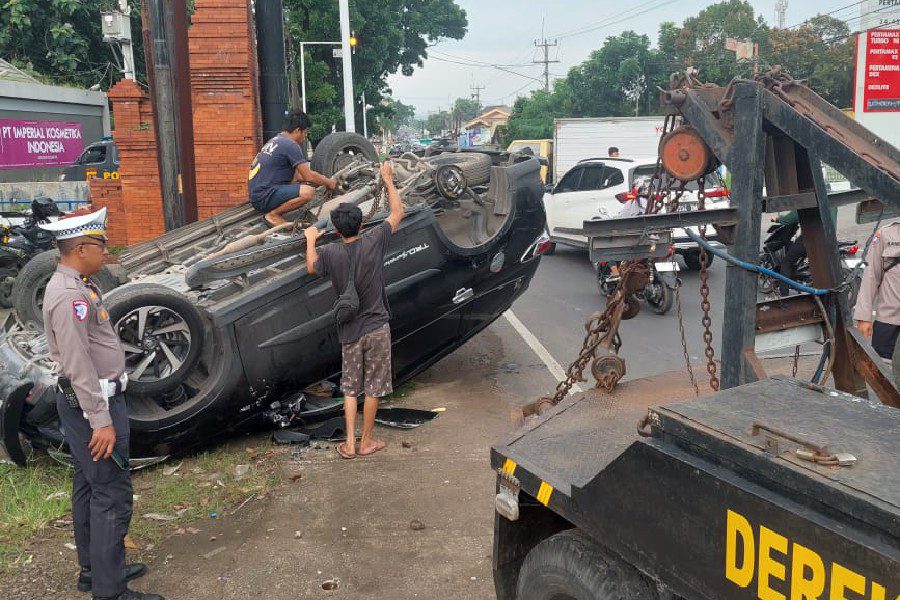 Toyota Rush Terguling di Pelandakan, Diduga Sopir Mengantuk