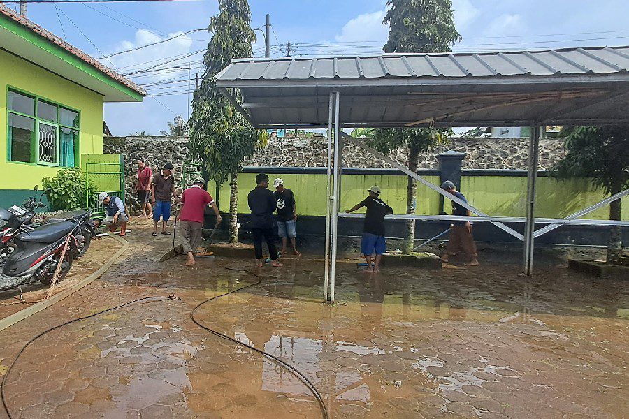 Scout Rescue Kwarcab Majalengka Gercep Bantu Warga yang Terdampak Banjir