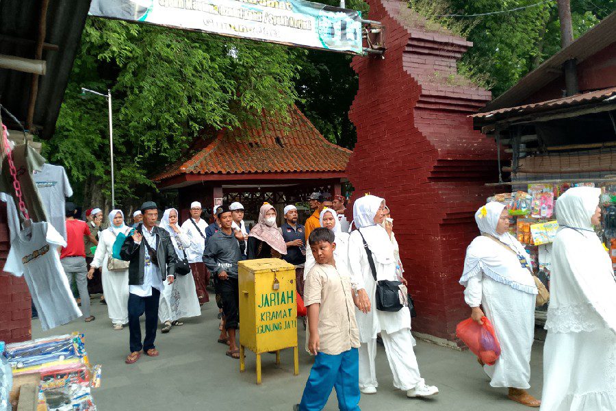 Jelang Ramadan, Ribuan Peziarah Padati Makam Sunan Gunung Jati Cirebon