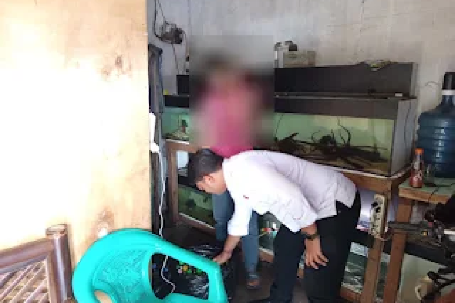 Operasi Pekat Ramadan, Polsek Seltim Sita Puluhan Botol Miras