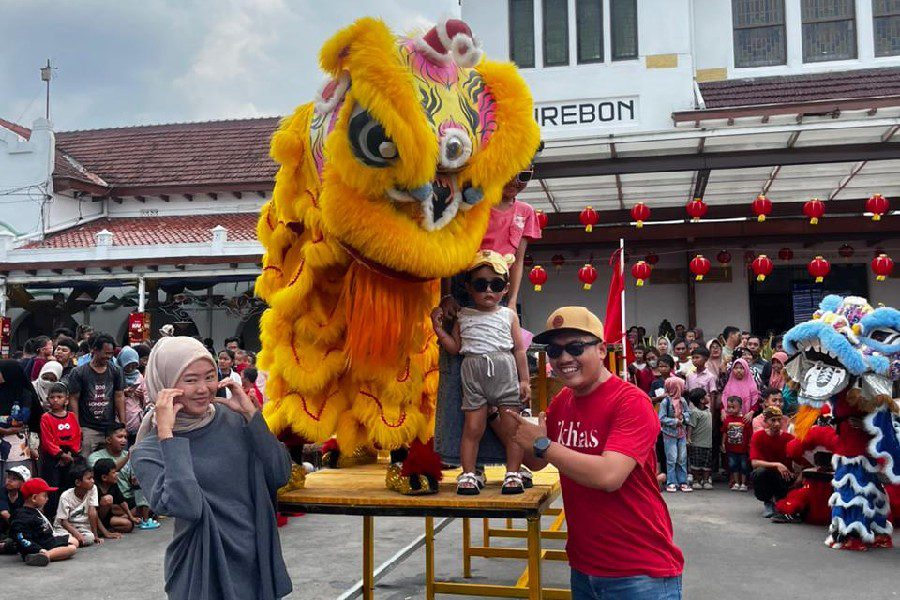 Semarak Imlek, Stasiun Cirebon Disulap Penuh Ornamen Tionghoa