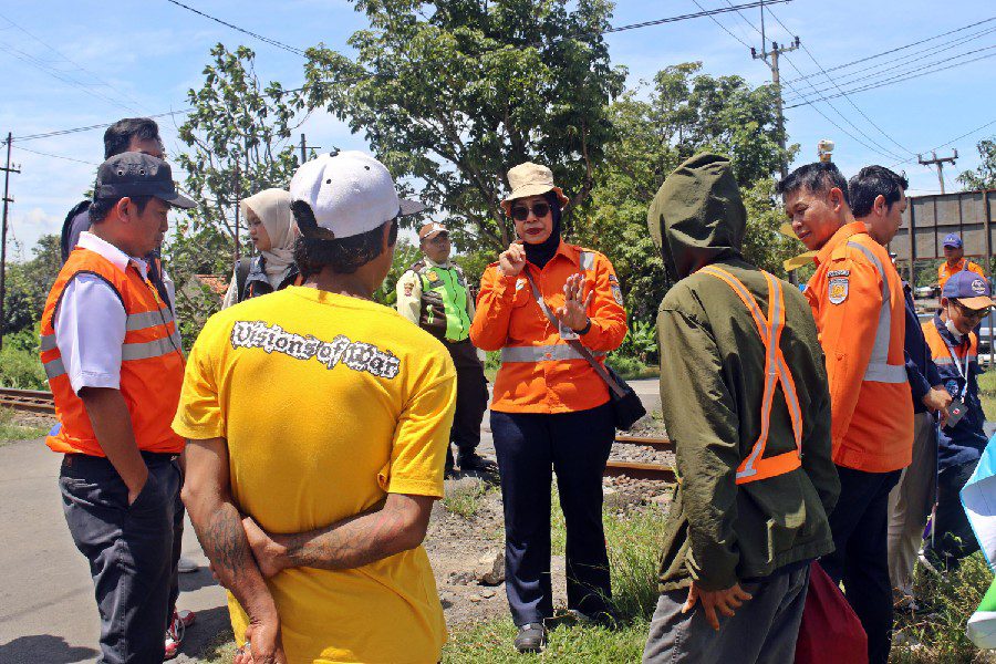 KAI Daop 3 Cirebon Gelar Simulasi Darurat di Perlintasan Rel