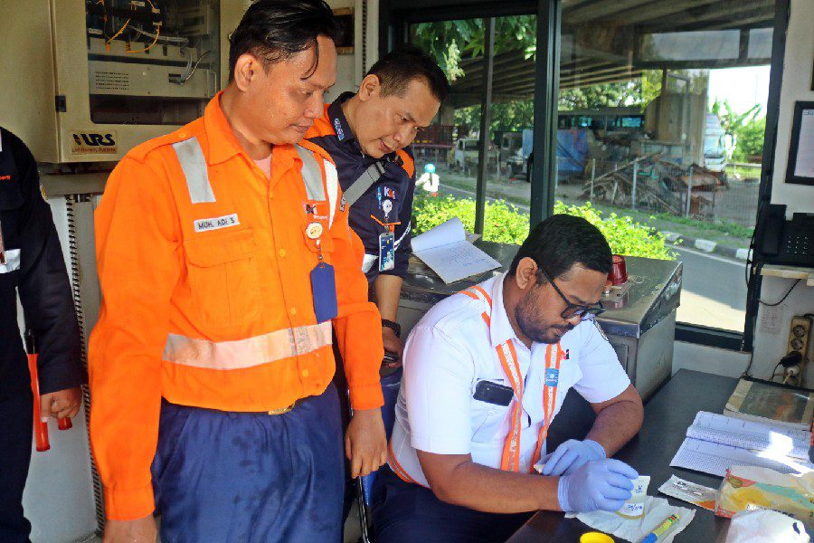 Penjaga Perlintasan Kereta Api Cirebon Dites Narkoba