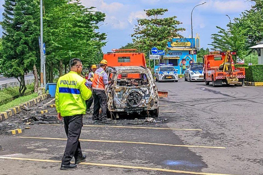 SUV Terbakar di Rest Area Tol Cipali, Diduga Korsleting Mesin